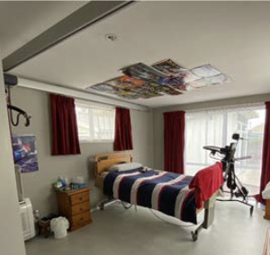 Imagen 1: nueva distribución del dormitorio con grúa de techo, cama regulable perfilada y bipedestador